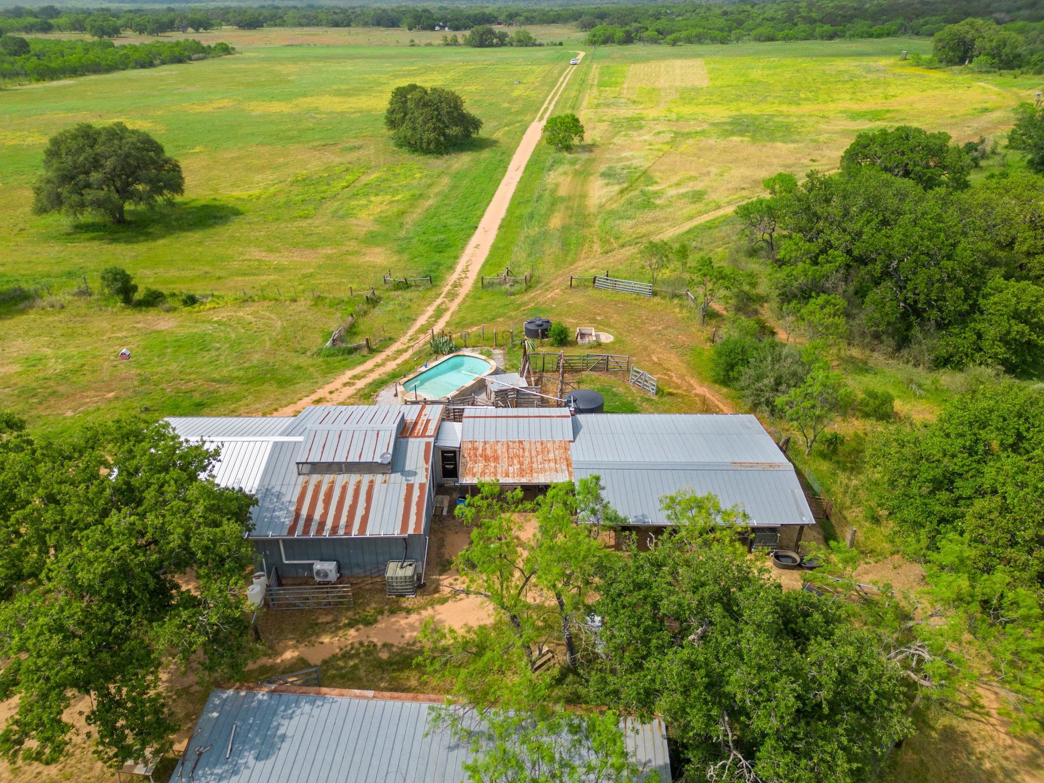 7520 County Road 216A, Llano