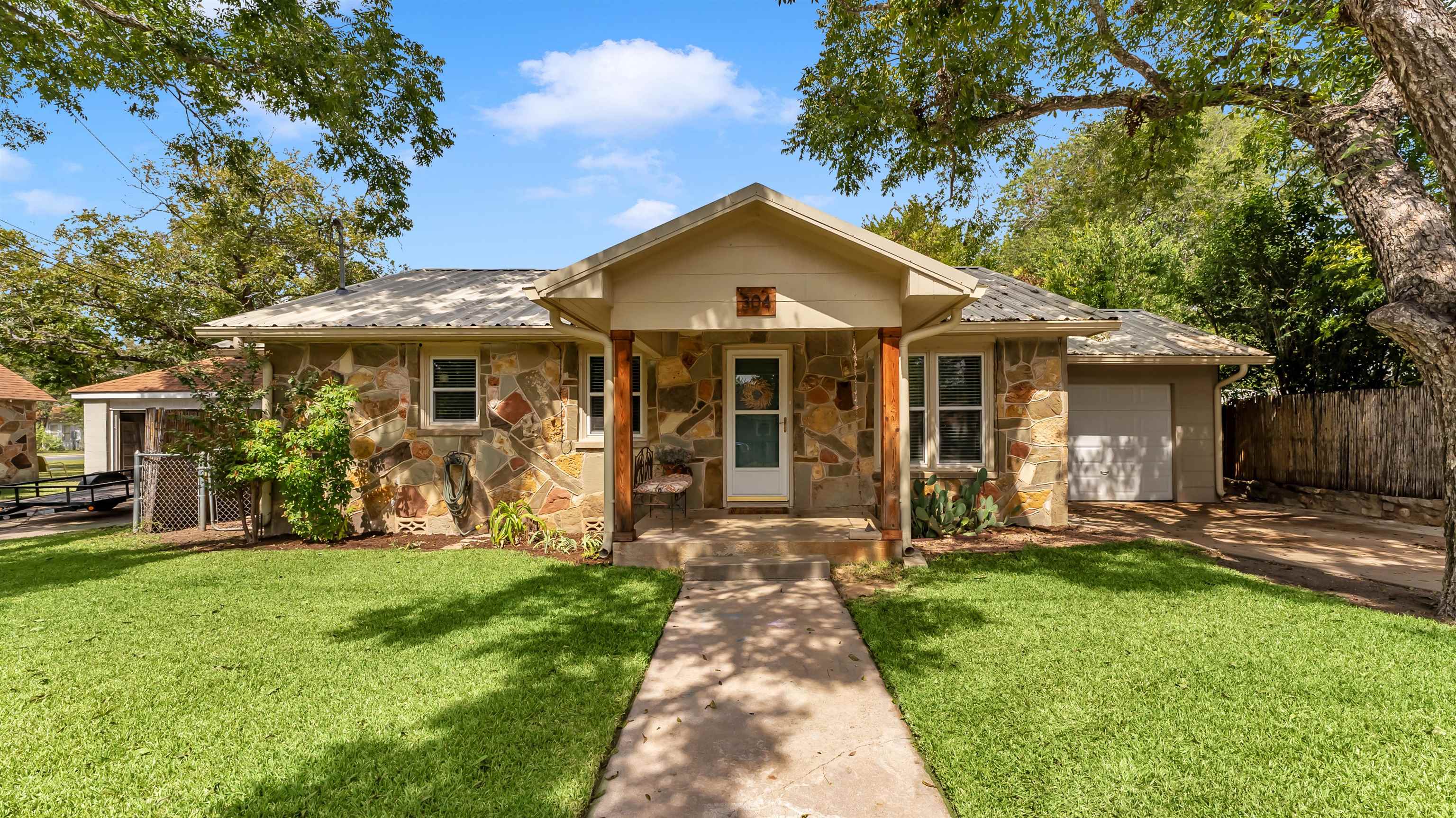 304 Live Oak, Burnet
