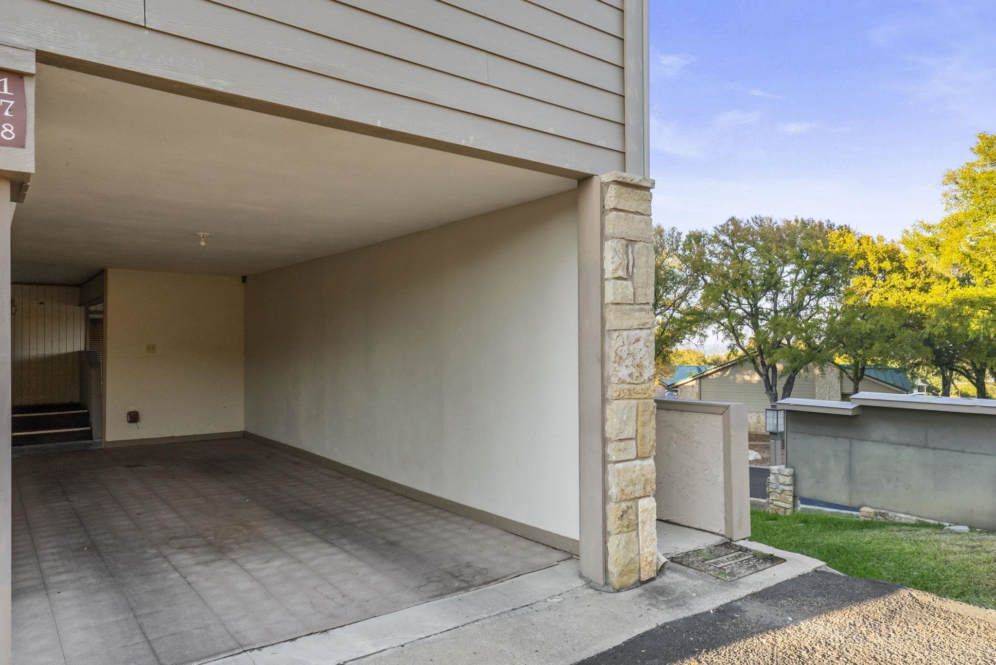 300 Out Yonder, Horseshoe Bay