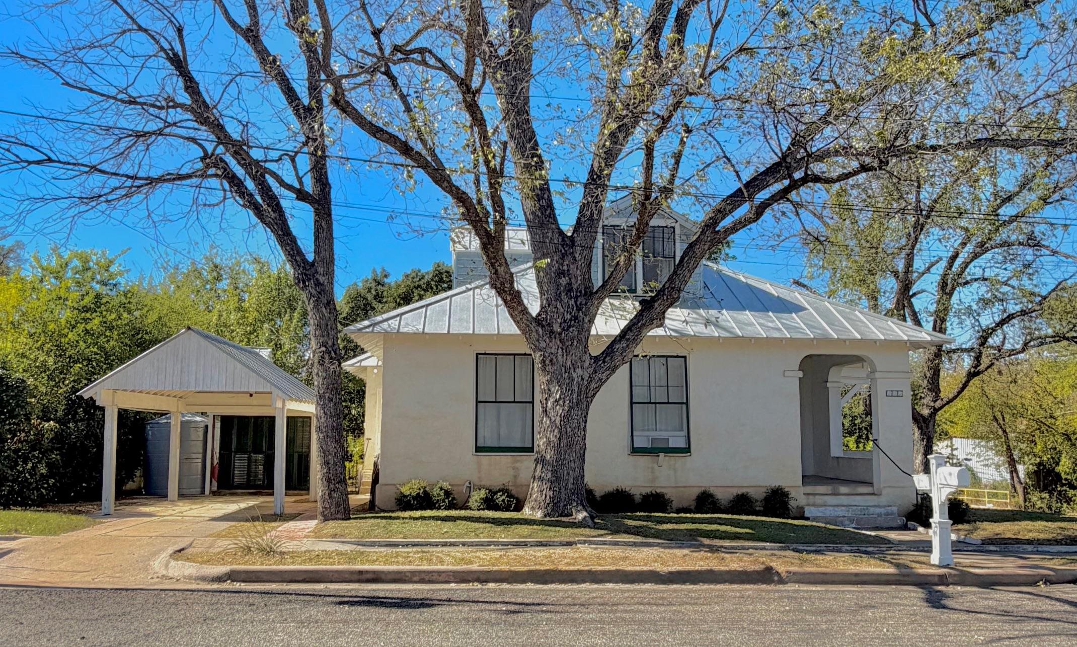 801 Hickory, Llano