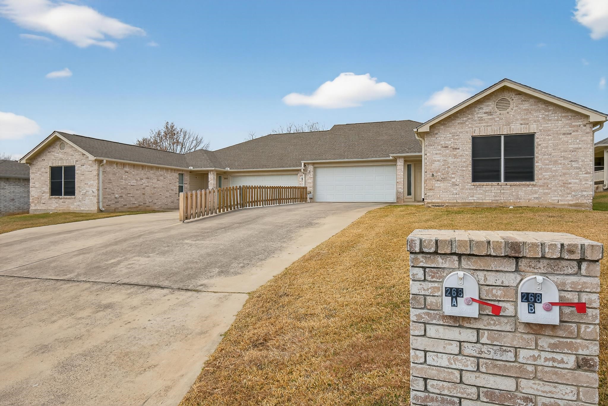 268 Braeburn Cir, Meadowlakes