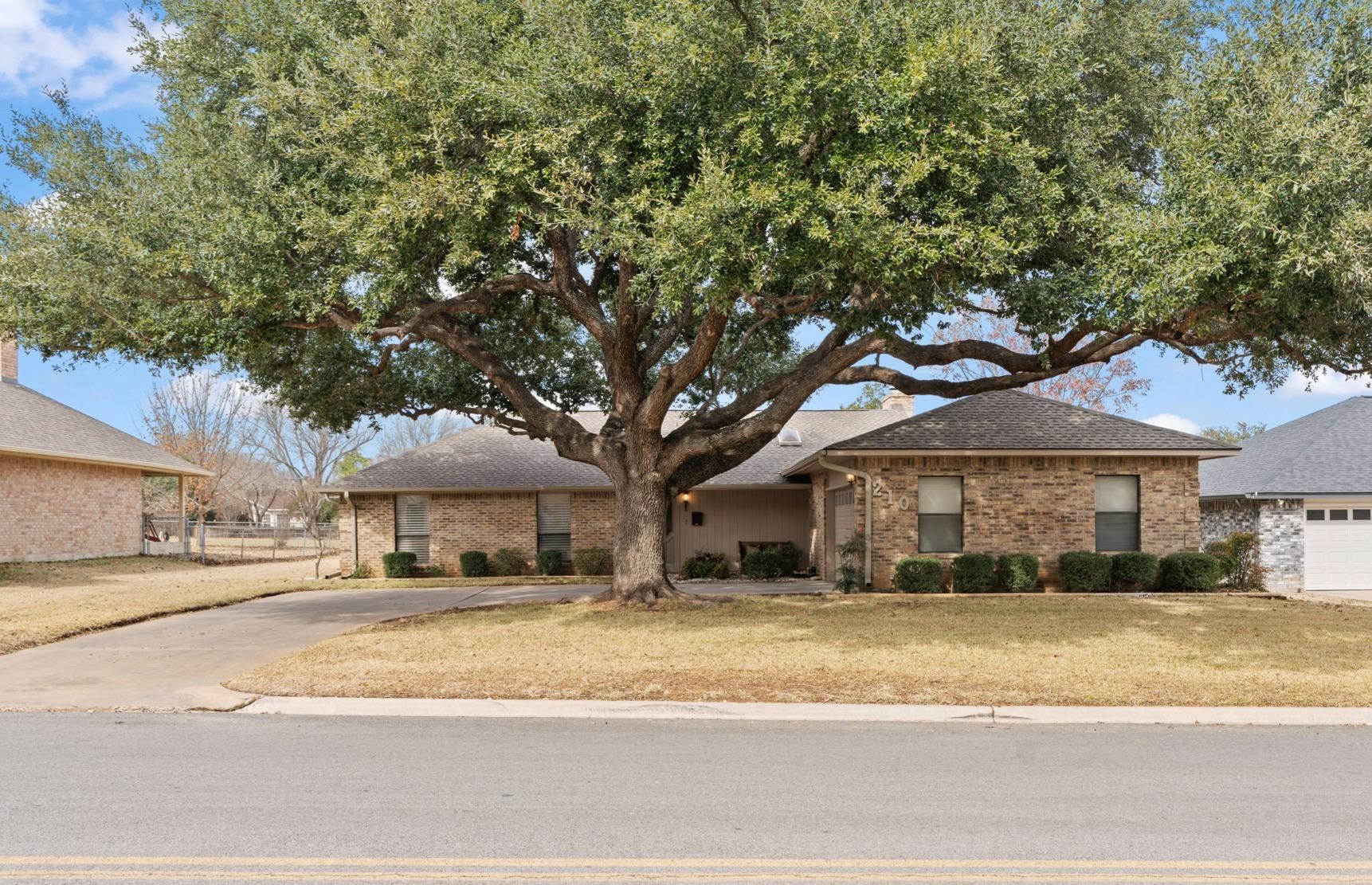 210 Meadowlakes, Meadowlakes